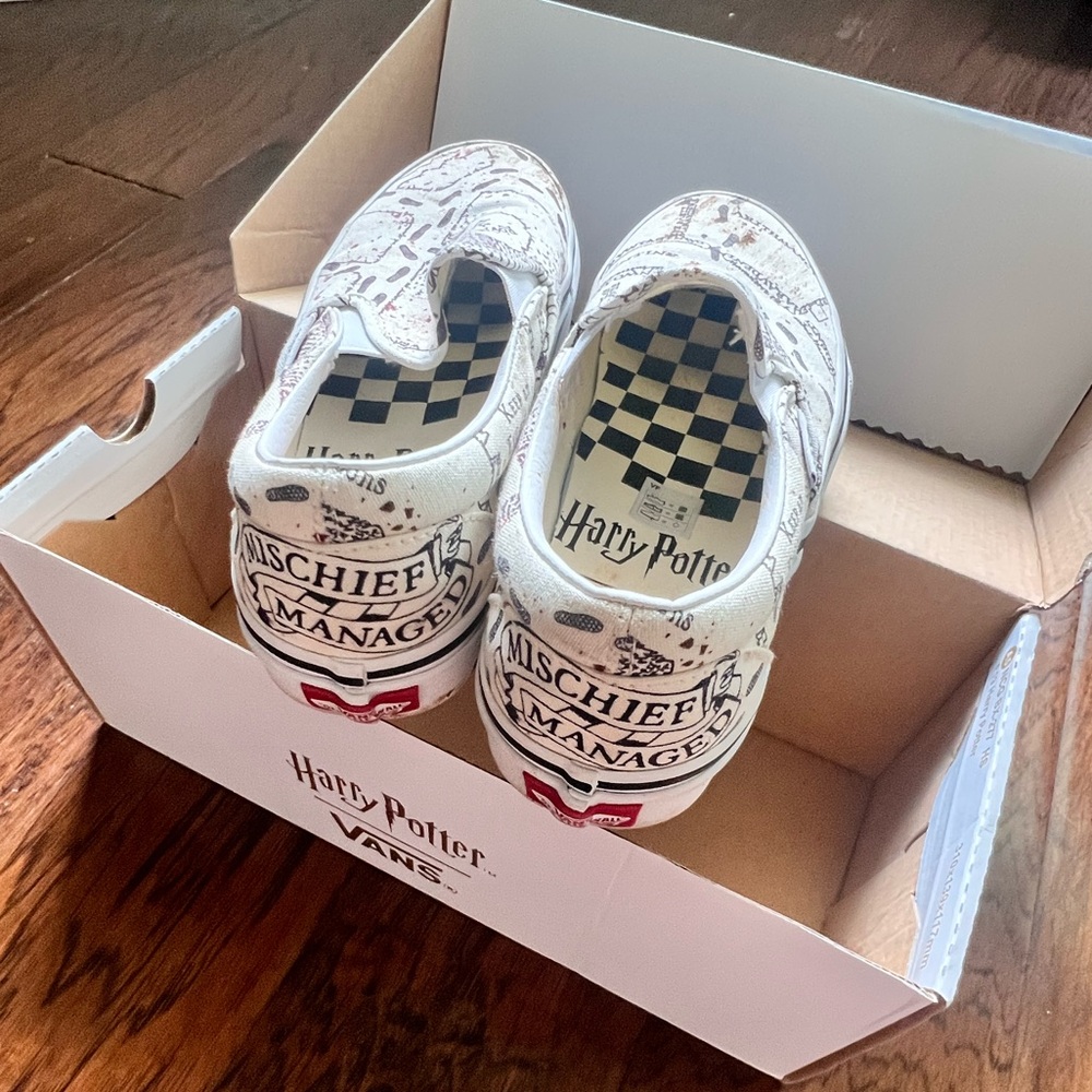 Vans women’s Mischief Managed Sneakers - White